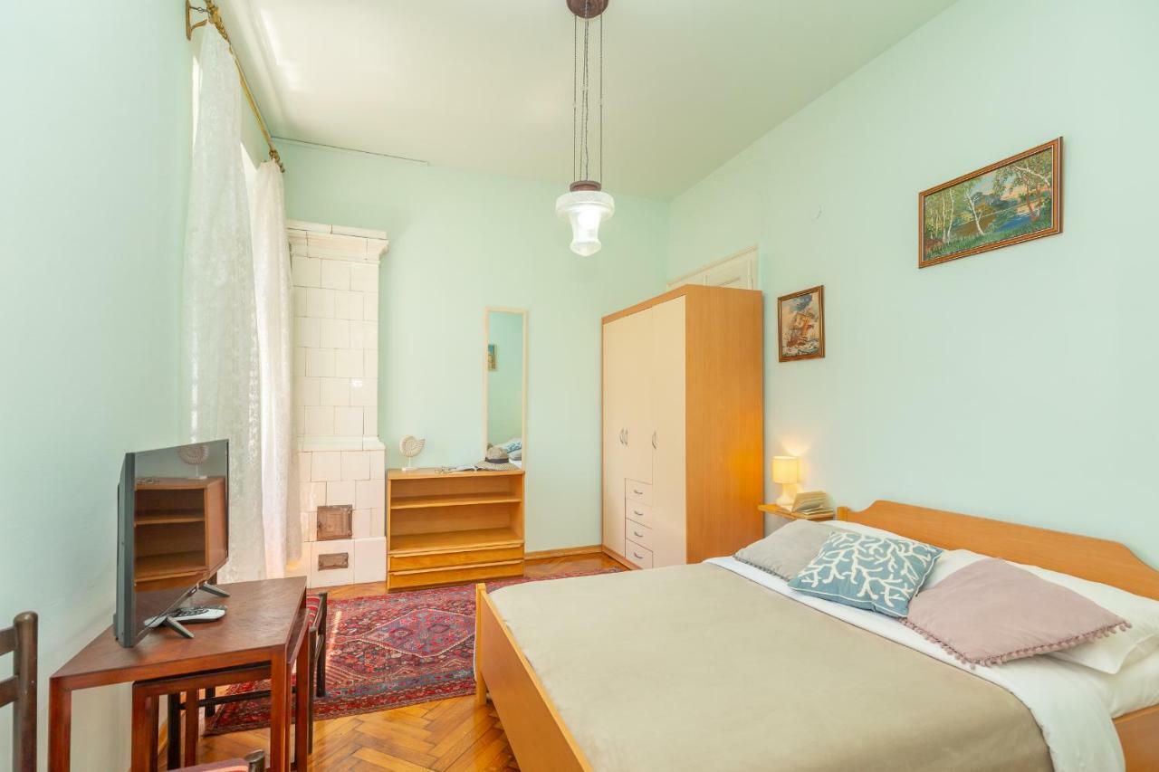 Amy Apartman *